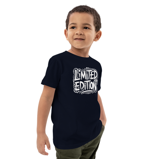 Junge trägt navy Unisex T-Shirt mit Limited Edition Print