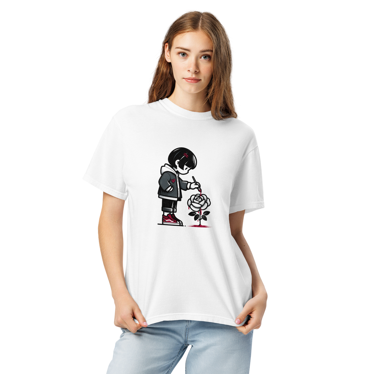 Frau trägt weißes Unisex T-Shirt mit Mädchen, das eine Rose rot anmalt