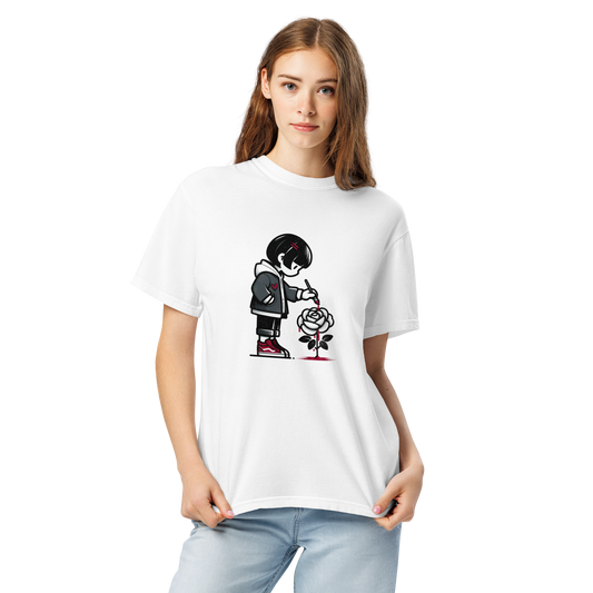 Frau trägt weißes Unisex T-Shirt mit Mädchen, das eine Rose rot anmalt