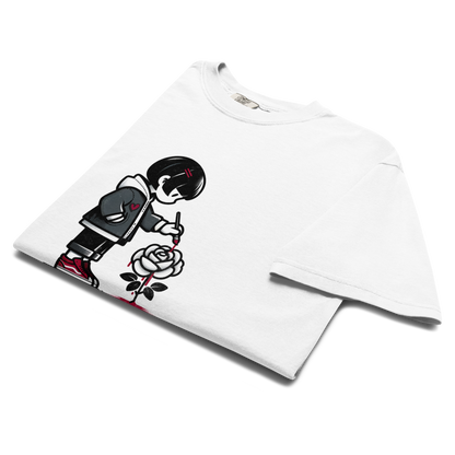 Weißes Unisex T-Shirt mit Mädchen, das eine Rose rot anmalt, Nahaufnahme