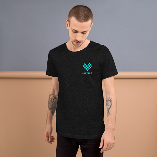 Mann trägt heather schwarzes Partnerlook Unisex T-Shirt mit türkisem Pixel Herz und Player1 Schriftzug