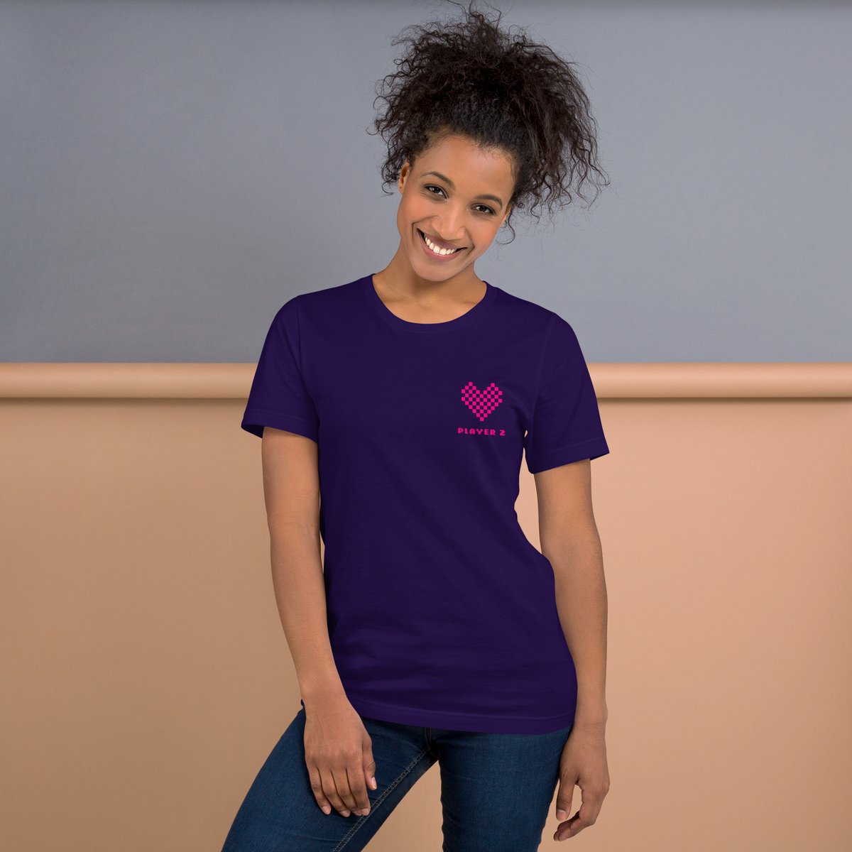 Frau trägt Lila Partnerlook Unisex T-Shirt mit pinkem Pixel Herz und Player2 Schriftzug