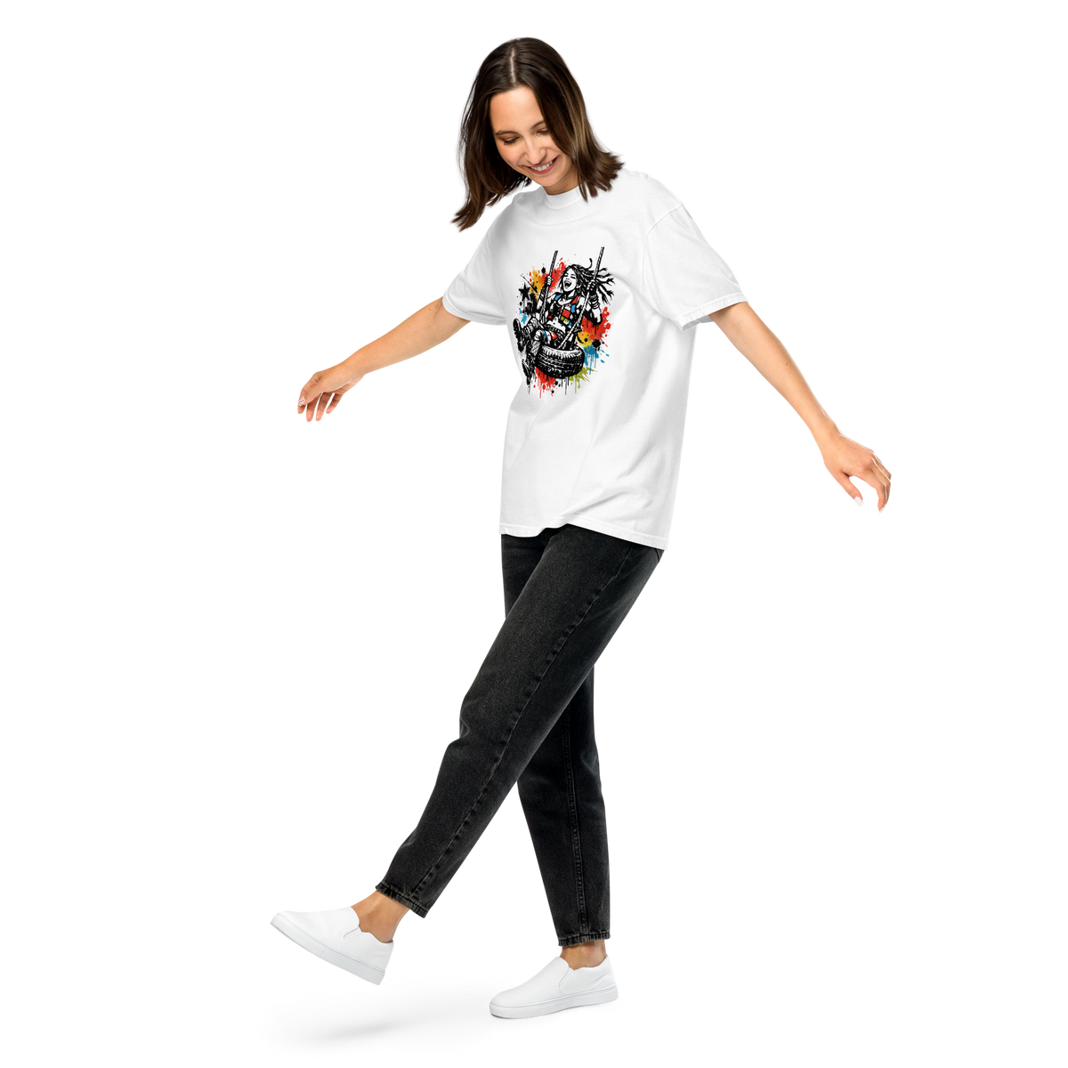 Frau trägt weißes T-Shirt mit lachender Hippie Frau die auf einem Autoreifen schaukelt. Bunte Farbleckse drum herum im Streetart Stencil Style.