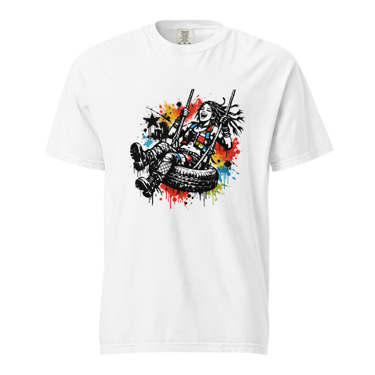 Weißes T-Shirt mit lachender Hippie Frau die auf einem Autoreifen schaukelt. Bunte Farbleckse drum herum im Streetart Stencil Style.