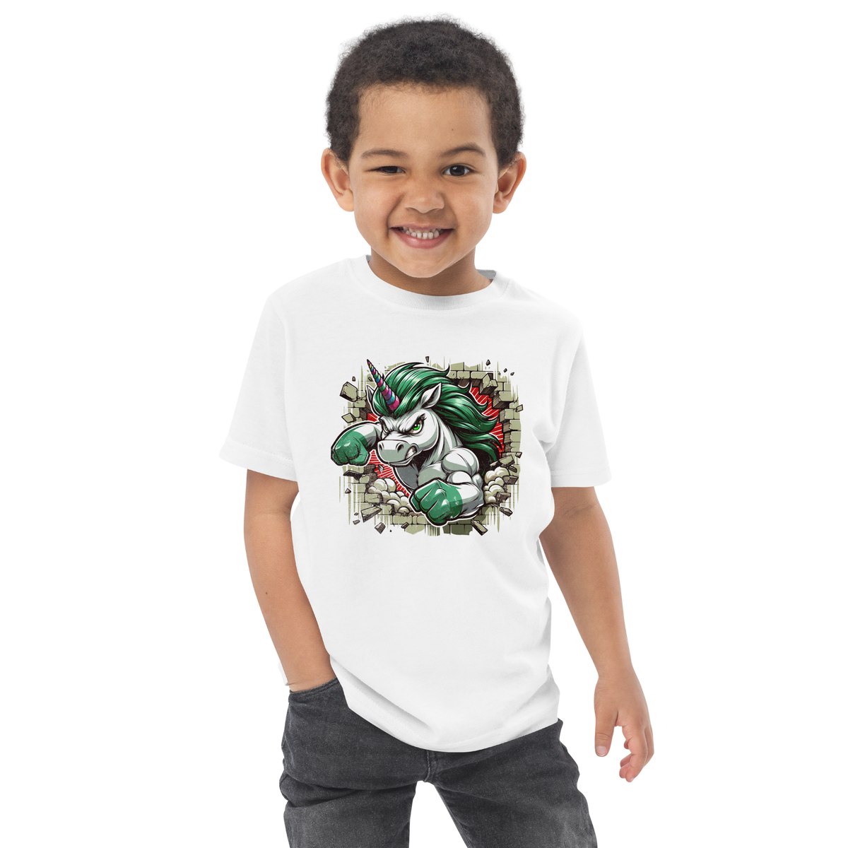 Junge trägt weißes T-Shirt mit Einhorn das Wand durchbricht Motiv