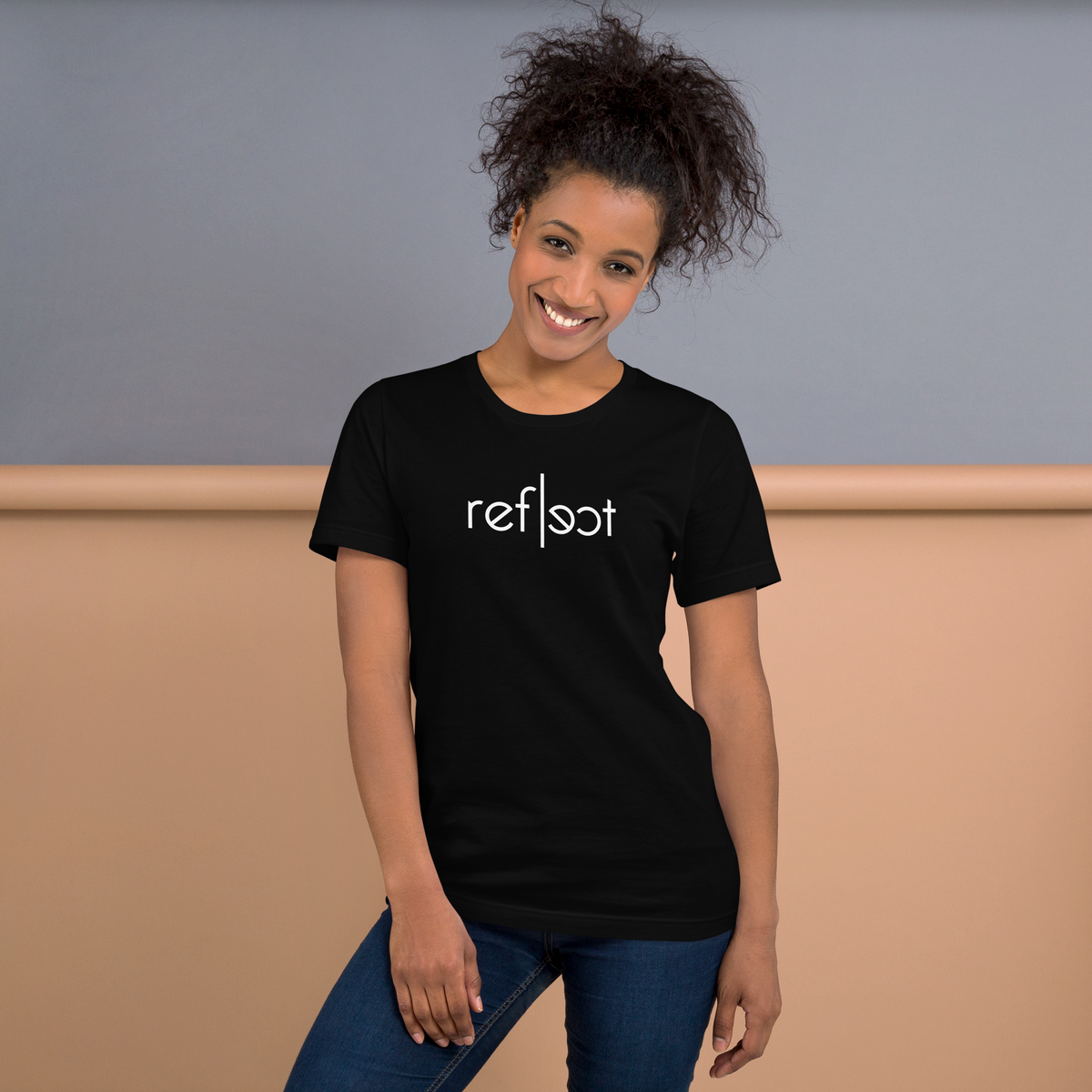 Frau trägt schwarzes Unisex T-Shirt mit weißem reflect Schriftzug, Brustprint