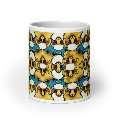 Große weiße Tasse mit bunten weißen und goldenen Schafen