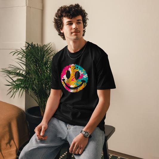 Mann trägt schwarzes T-Shirt mit buntem Smiley im Streetart Look bedruckt