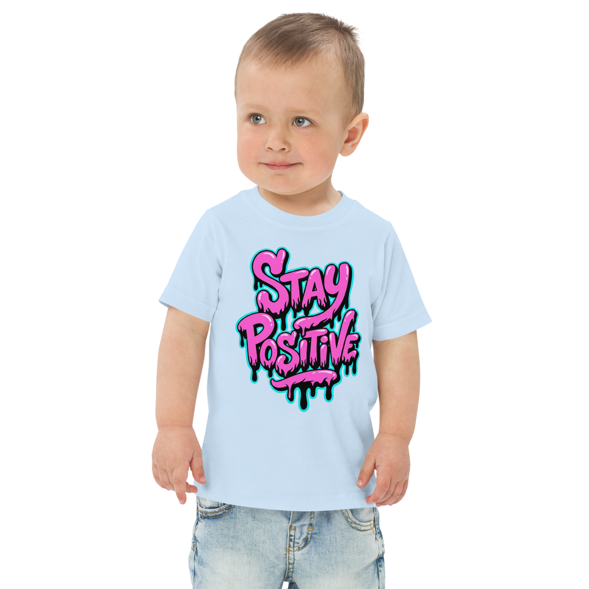 Kind trägt hellblaues Kinder T-Shirt mit pinkem"Stay positive" Graffiti