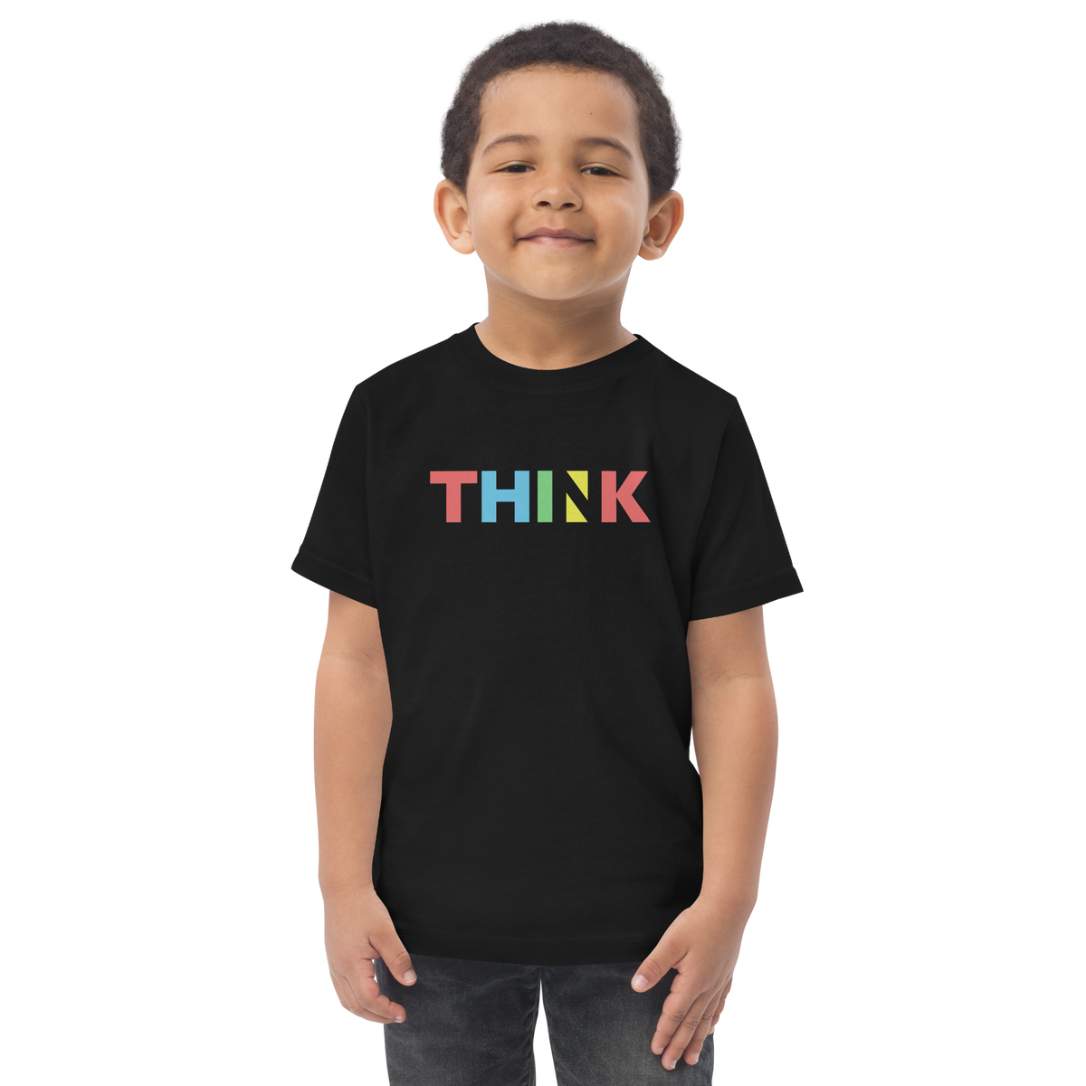 Junge trägt schwarzes T-Shirt  mit buntem minimalistischem THINK Schriftzug