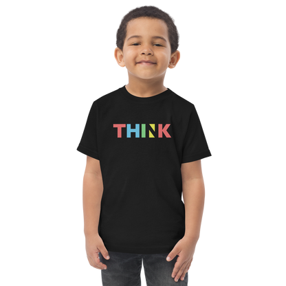 Junge trägt schwarzes T-Shirt  mit buntem minimalistischem THINK Schriftzug