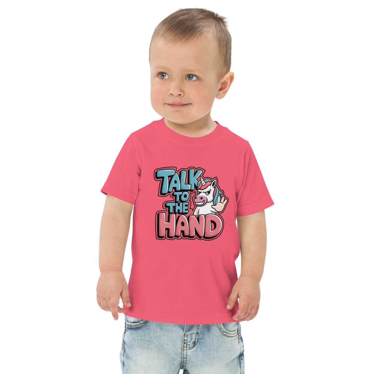 Junge trägt pinkes T-Shirt mit Talk to the Hand Schriftzug und Einhorn das Hand zeigt