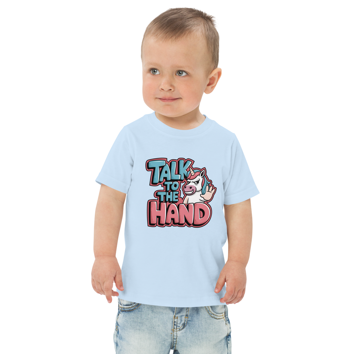 Junge trägt hellblaues T-Shirt mit Talk to the Hand Schriftzug und Einhorn das Hand zeigt