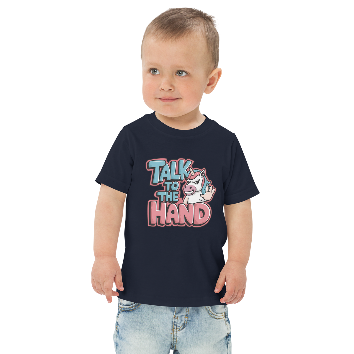 Junge trägt navy T-Shirt mit Talk to the Hand Schriftzug und Einhorn das Hand zeigt