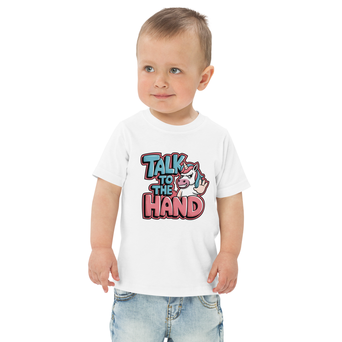 Junge trägt weißes T-Shirt mit Talk to the Hand Schriftzug und Einhorn das Hand zeigt