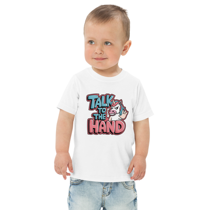 Junge trägt weißes T-Shirt mit Talk to the Hand Schriftzug und Einhorn das Hand zeigt