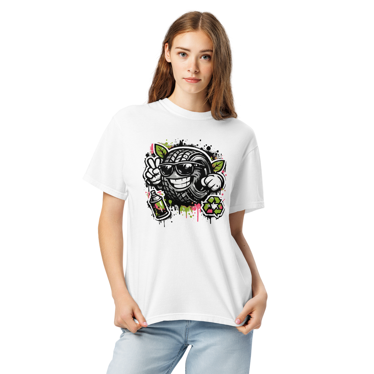 Frau trägt weißes T-Shirt im Street-Art-Look mit coolem Reifen-Maskottchen und Graffiti-Vibe