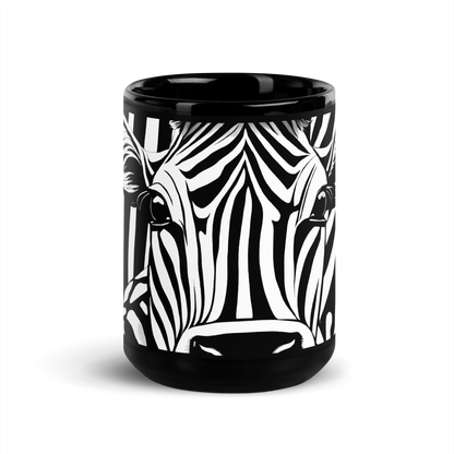 Schwarze glänzende Tasse mit schwarz weiß gestreiften Kuhgesicht