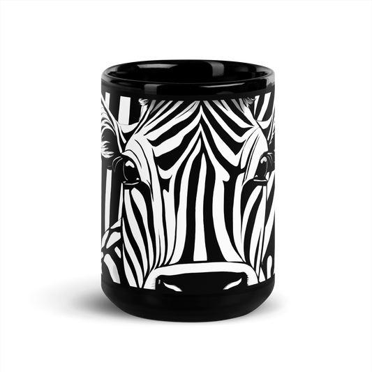 Schwarze glänzende Tasse mit schwarz weiß gestreiften Kuhgesicht