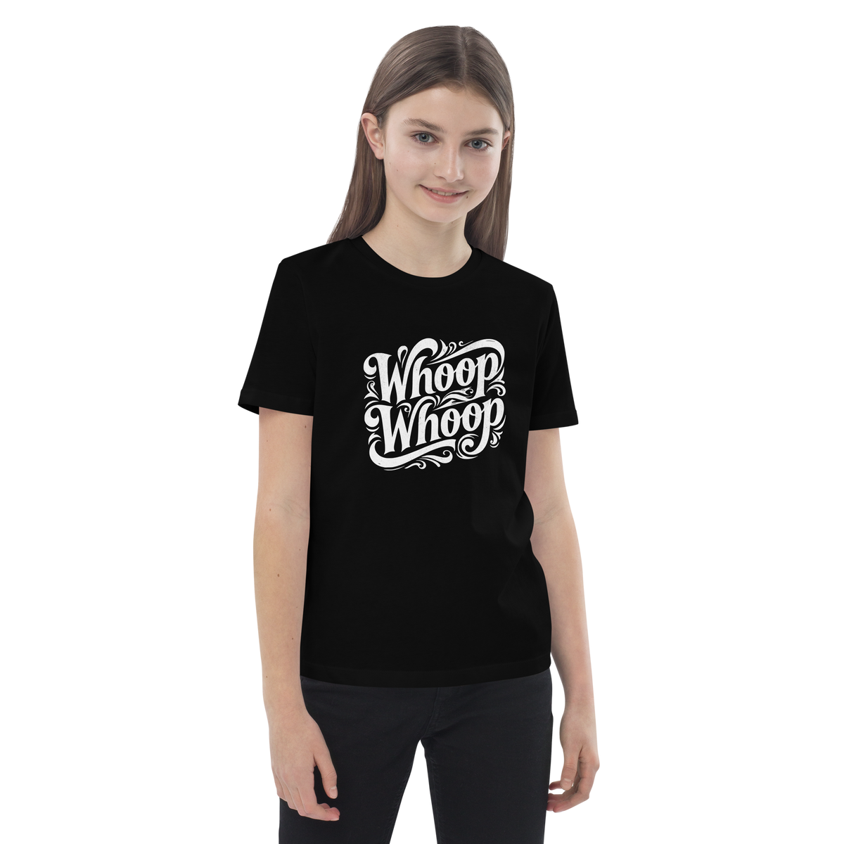 Mädchen trägt ein schwarzes Unisex Kinder T-Shirt mit geschwungenem Whoop Whoop Print