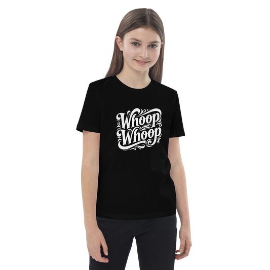 Mädchen trägt ein schwarzes Unisex Kinder T-Shirt mit geschwungenem Whoop Whoop Print