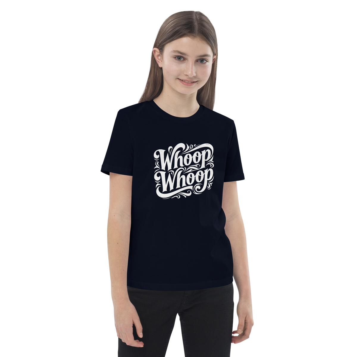 Mädchen trägt ein navy Unisex Kinder T-Shirt mit geschwungenem Whoop Whoop Print