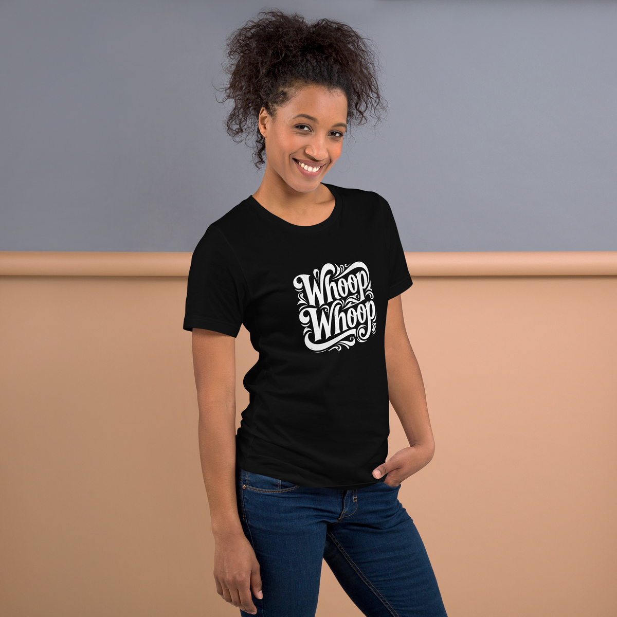 Frau trägt schwarzes T-Shirt mit dem Schriftzug Whoop Whoop in geschwungenen Buchstaben