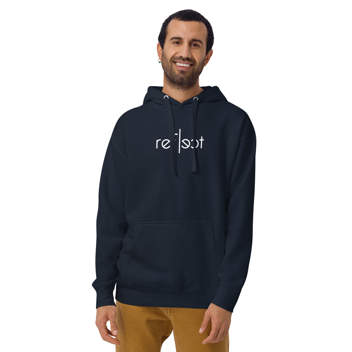 Mann trägt navy Unisex Hoodie mit weißem reflect Schriftzug, Brustprint